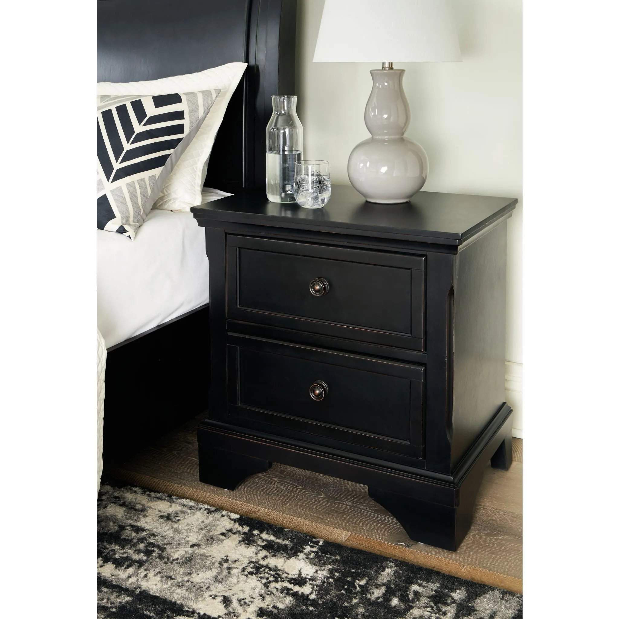 Chylanta Nightstand